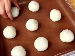 土豆蛋黄酥,放在垫烤垫的烤盘上,此时可以开始预热烤箱
tips:没有烤垫,可以垫油纸