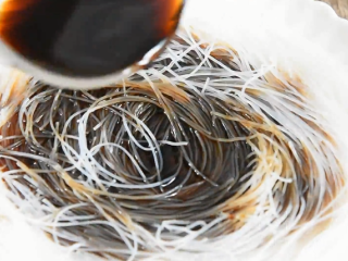 蒜蓉粉丝蒸丝瓜好看又好吃，秘密就在这酱料 