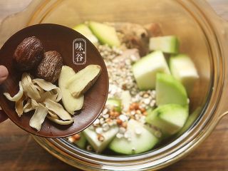 夏日消暑健胃靓汤~茨实节瓜汤 