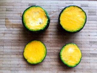 鹌鹑蛋鲜虾贝贝小南瓜盅 