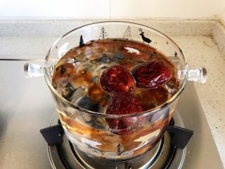 玫瑰花红枣百合桃胶甜羹 