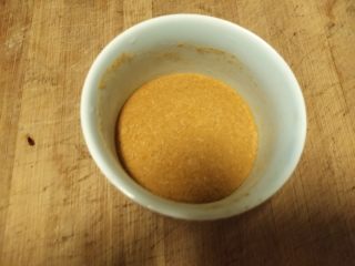 盐焗鸡腿（面包机版）,​ 姜黄粉加胡椒加盐拌匀做成盐焗鸡料
