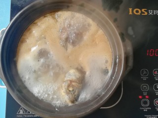 胡萝卜山药鲫鱼汤 